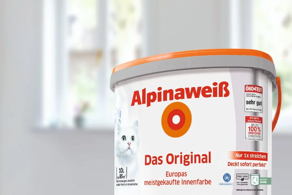 Weißer Farbeimer mit orangefarbenem Deckel